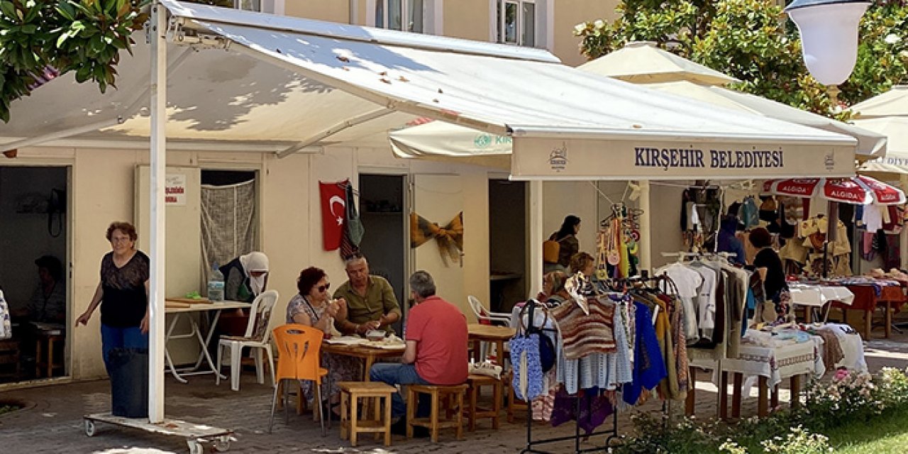 Emekli öğretmenler öğrenciler için gözleme yapıyor