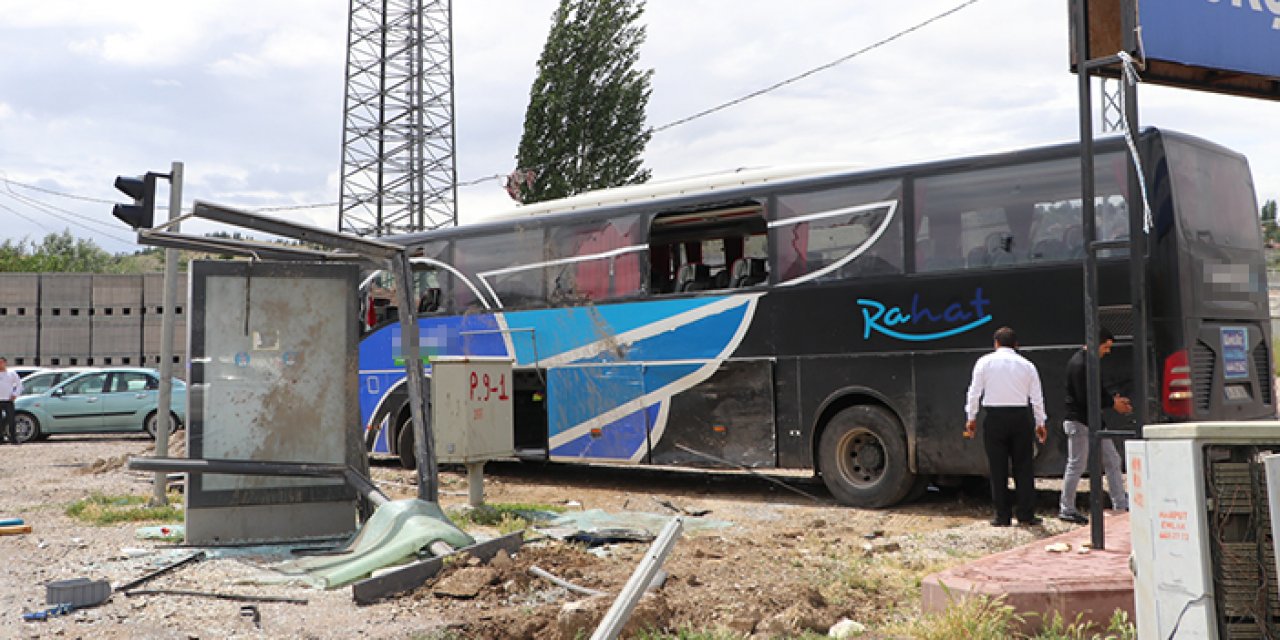 Ankara'da otobüs önce minibüse sonra durağa çarptı