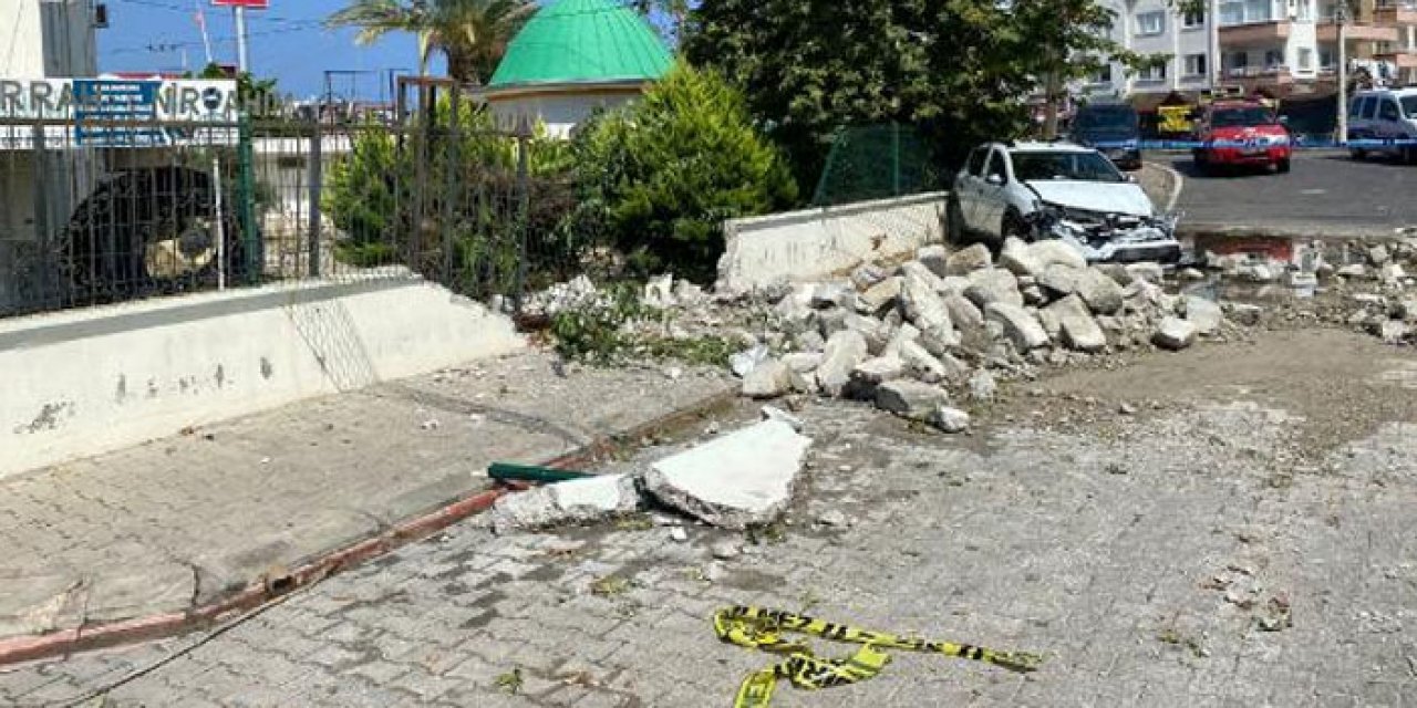 Fırtınada cami minaresi devrildi: 3 otomobil hasar aldı
