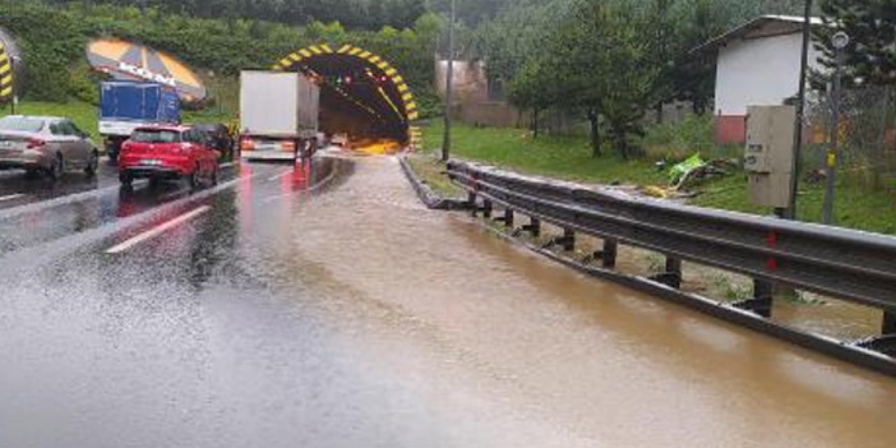 Abant yolunda dere taştı: Yolun tek şeridi ulaşıma kapandı