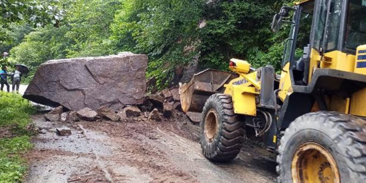 Heyelan nedeniyle dev kaya yola düştü