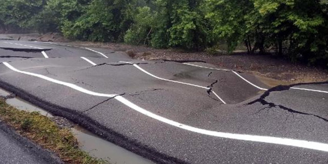 Zonguldak'ta sağanak nedeniyle yol çöktü