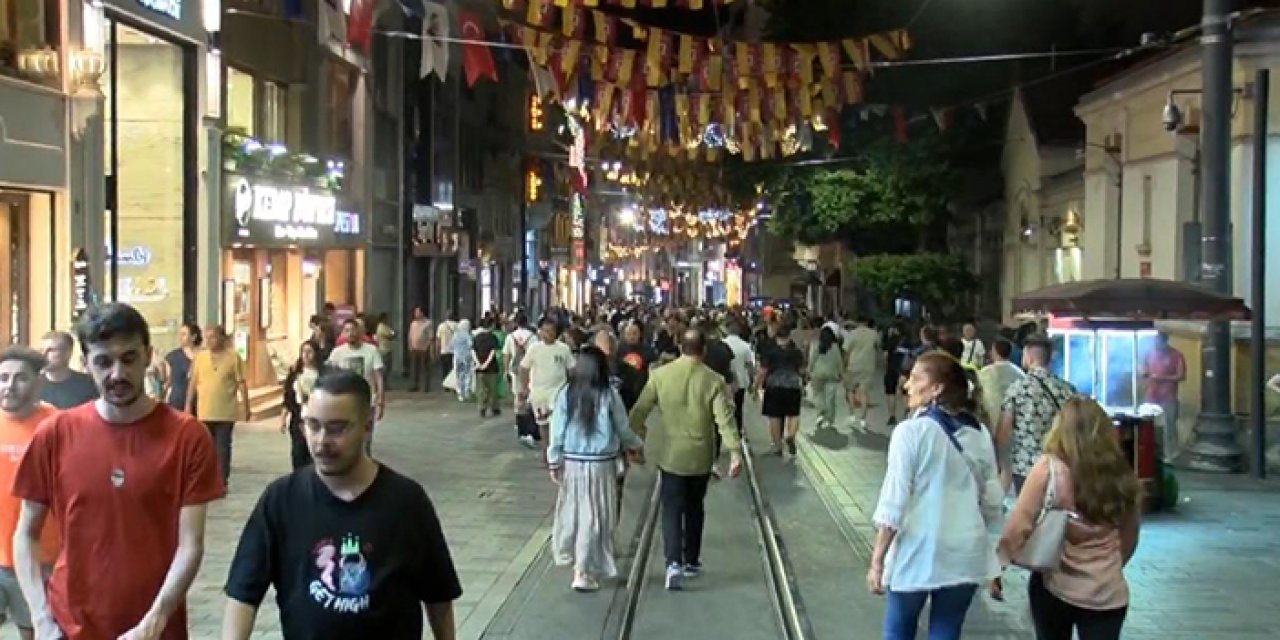Taksim'de korkutan patlama: O anlar kamerada!