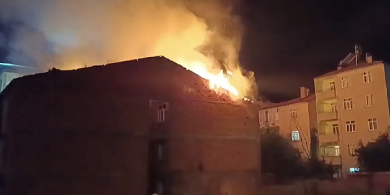 Elazığ’da boş binanın çatısında yangın