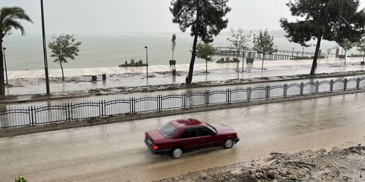 Ordu'da heyelandan kapanan yollar açıldı