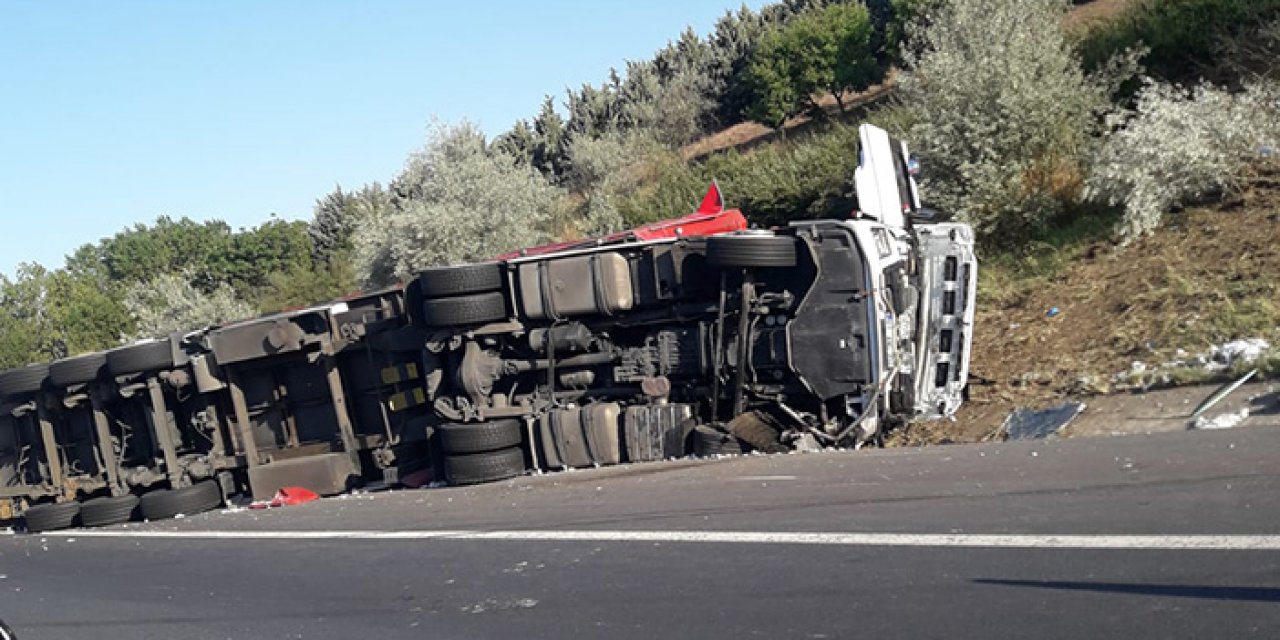Kontrolden çıkan TIR otomobillere çarpıp devrildi