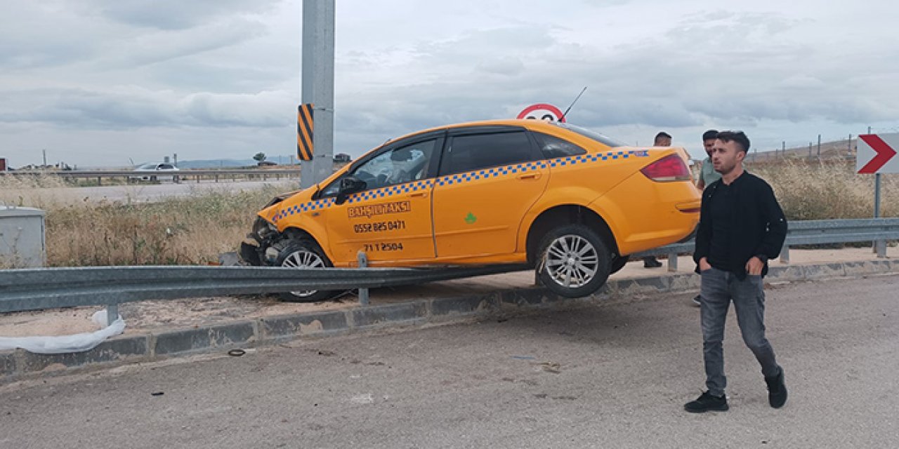 Otomobil ile çarpışan taksi bariyerlere çıktı: 3 yaralı