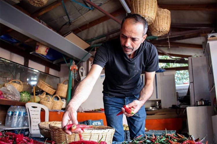 Depremin ardından, ölmediğini İspatlamaya çalışıyor