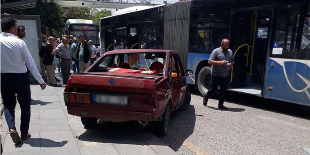 İki otomobilin çarptığı kadın hayatını kaybetti