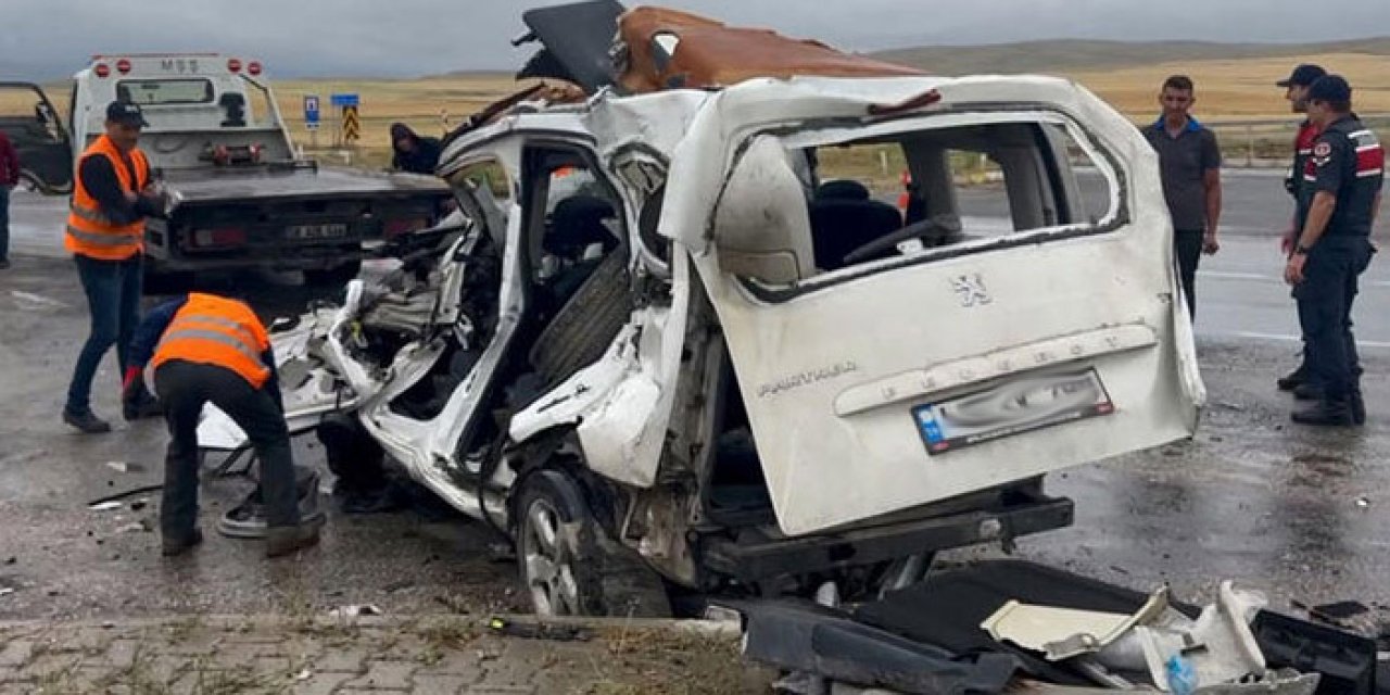 Sivas'ta feci kaza: Baba ve 2 oğlu öldü 3 kişi yaralandı