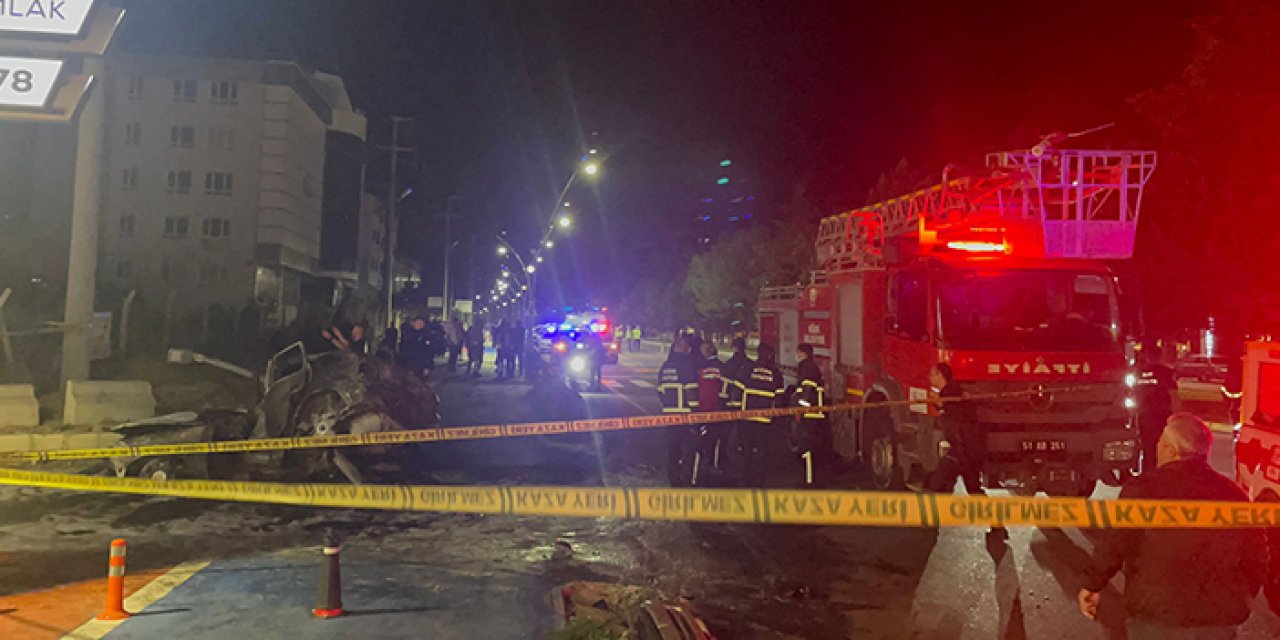 Katliam gibi kaza! Önce yayaya sonra direğe çarpıp yandı: 3 ölü