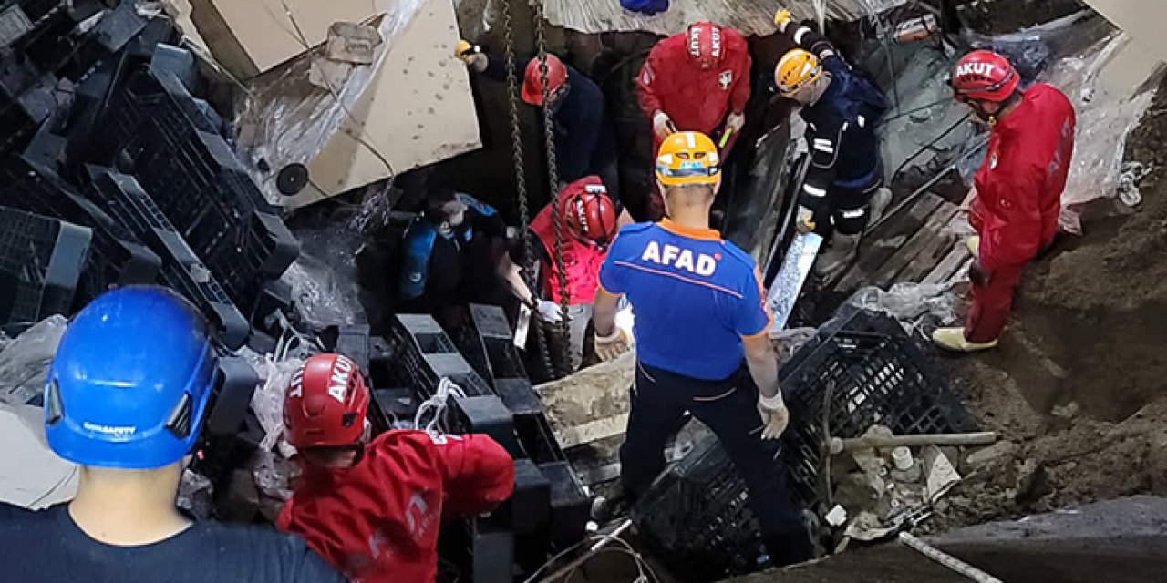 Fabrikanın zemini göçtü: 3 işçiden 2'si kurtarıldı