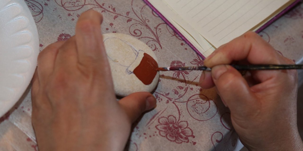 Keçiören Belediyesi’nde kadınlar taş boyamayı öğrendiler