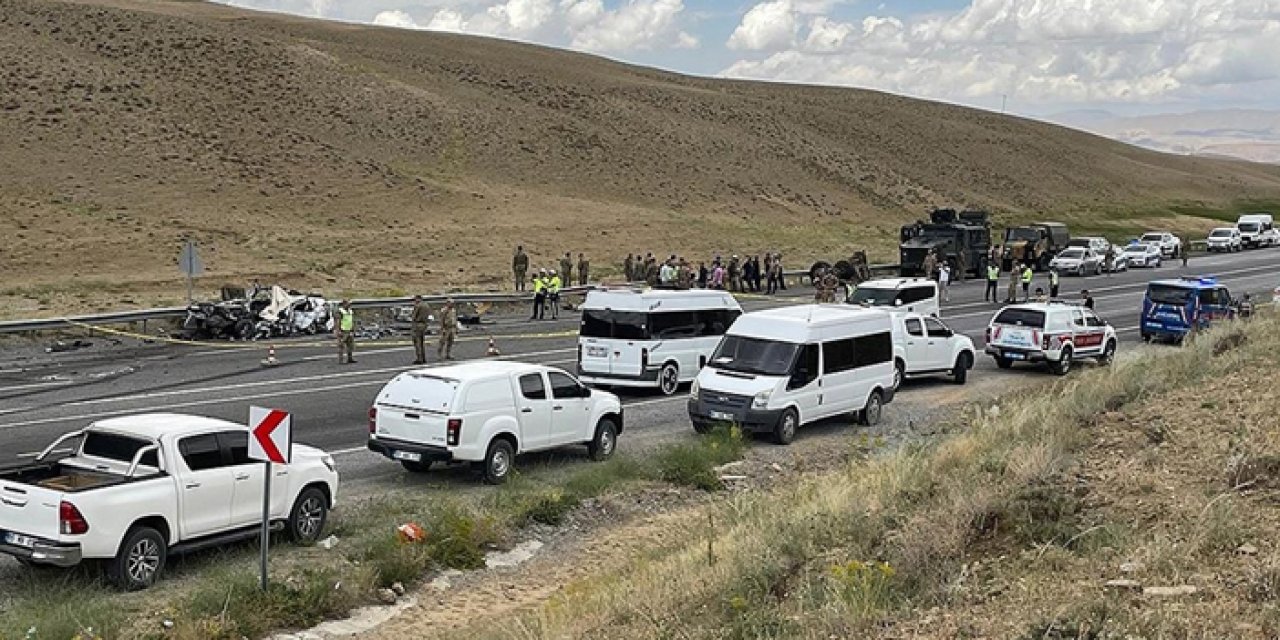 Askeri araçla otomobil çarpıştı: 1 ölü 12 asker yaralı