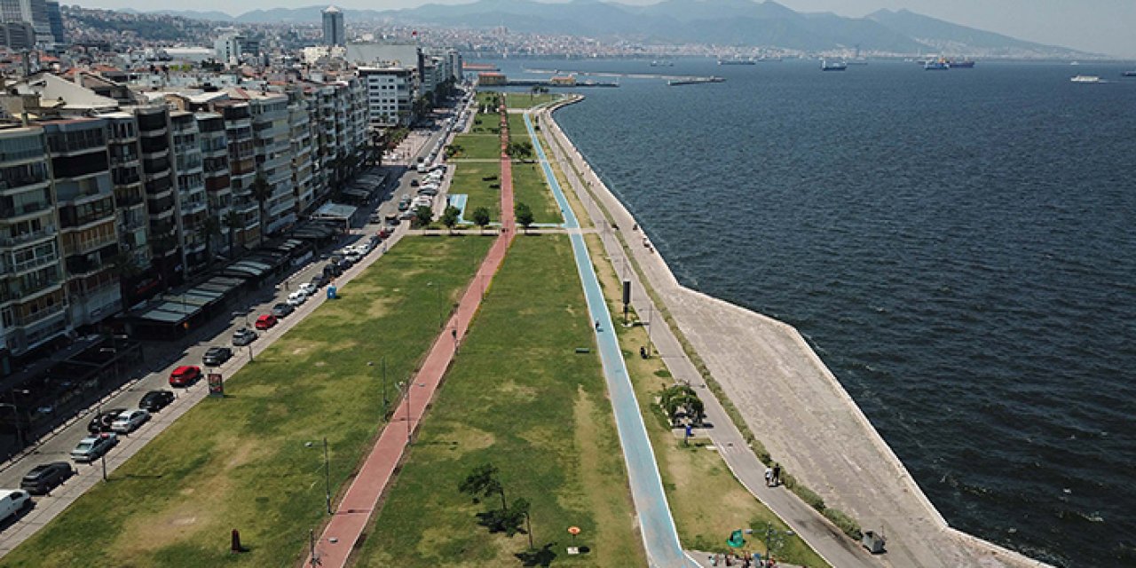 Sıcaklık uyarısı yapılan İzmir’de meydanlar boş kaldı