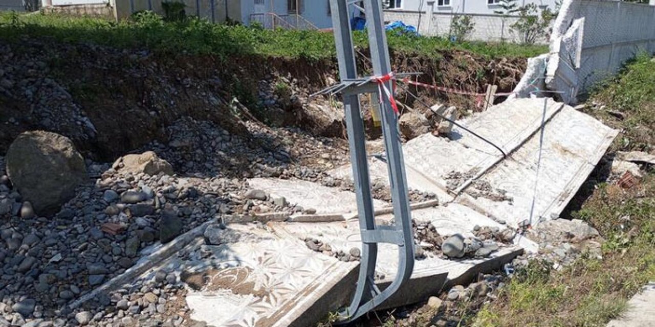 Şiddetli sağanak okulun duvarını yıktı