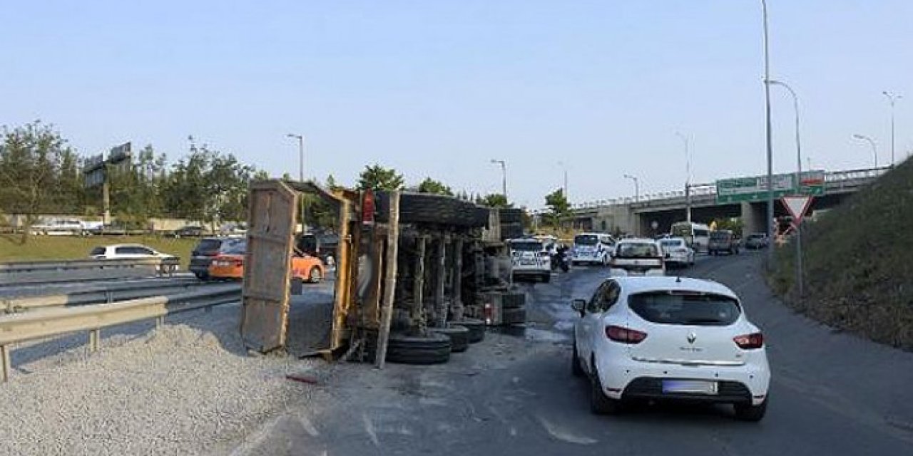 Virajı alamayan çakıl yüklü kamyon devrildi: 2 kişi yaralandı