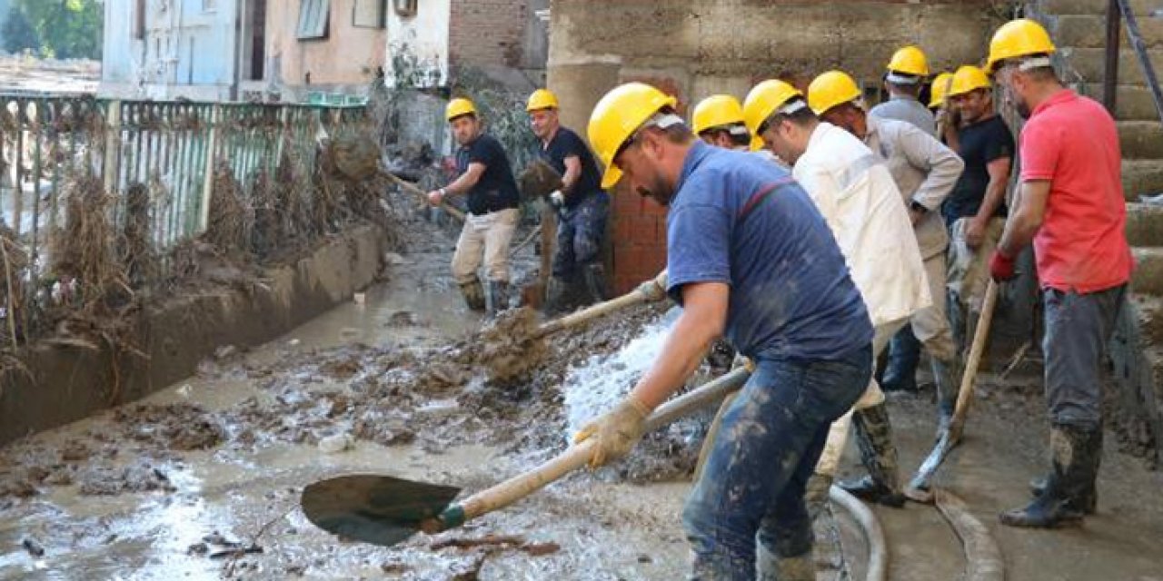 Madencilerden örnek davranış: Sel sonrası yardım ettiler