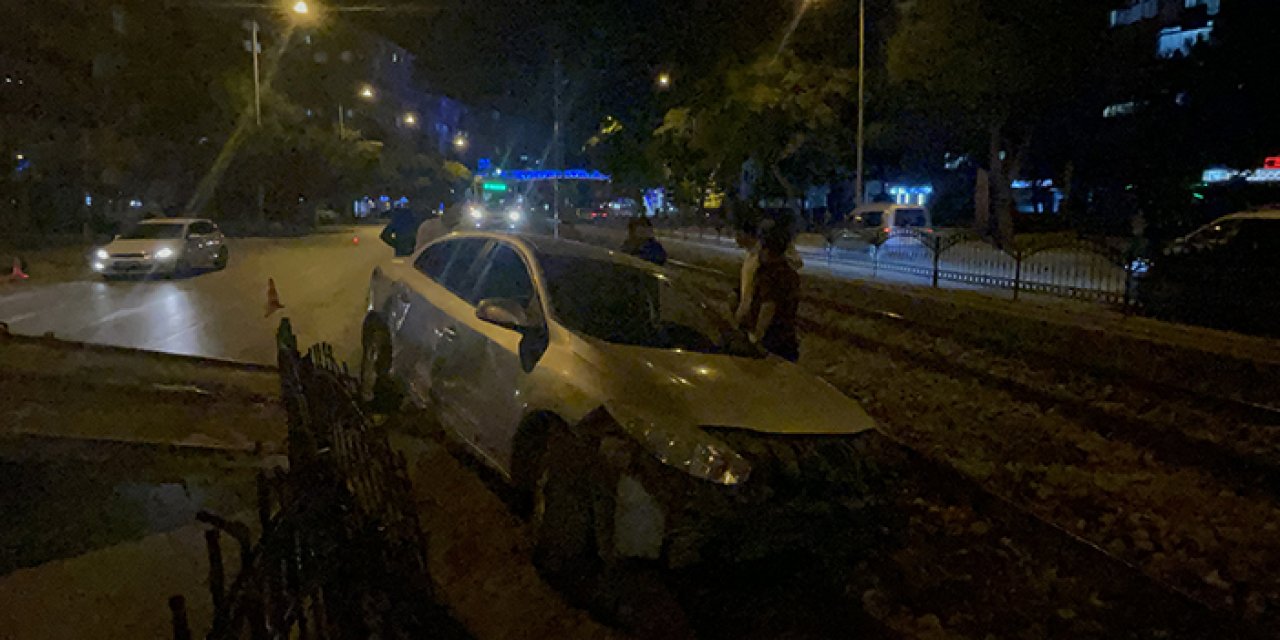 Otomobil kontrolden çıktı: Tramvay yolunda durabildi