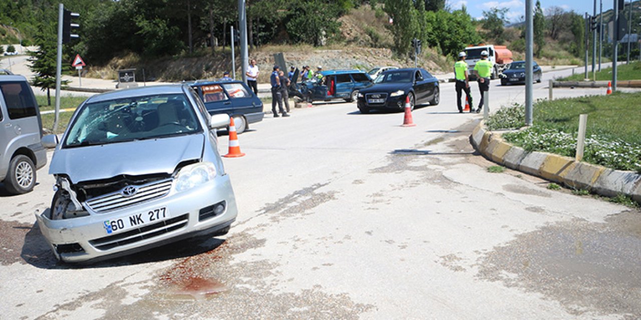Kırmızı ışık ihlali kaza getirdi: 4 yaralı