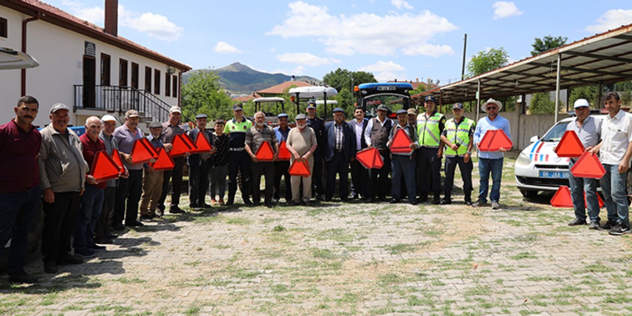 Ankara'da jandarmadan çiftçilere trafik eğitimi: Üçgen reflektör dağıtıldı