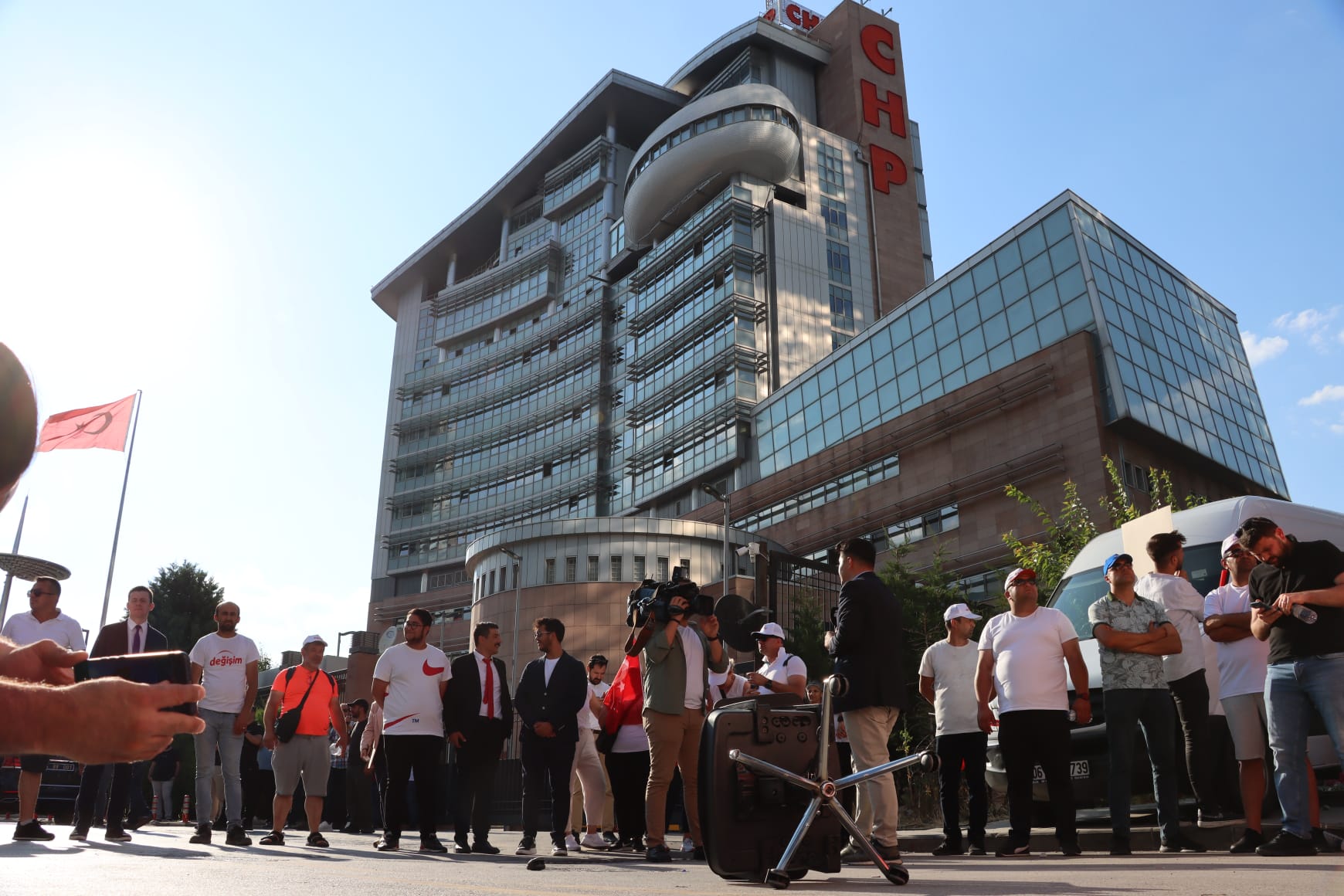 Tanju Özcan Ankara'da Kılıçdaroğlu'na koltuk fırlattı