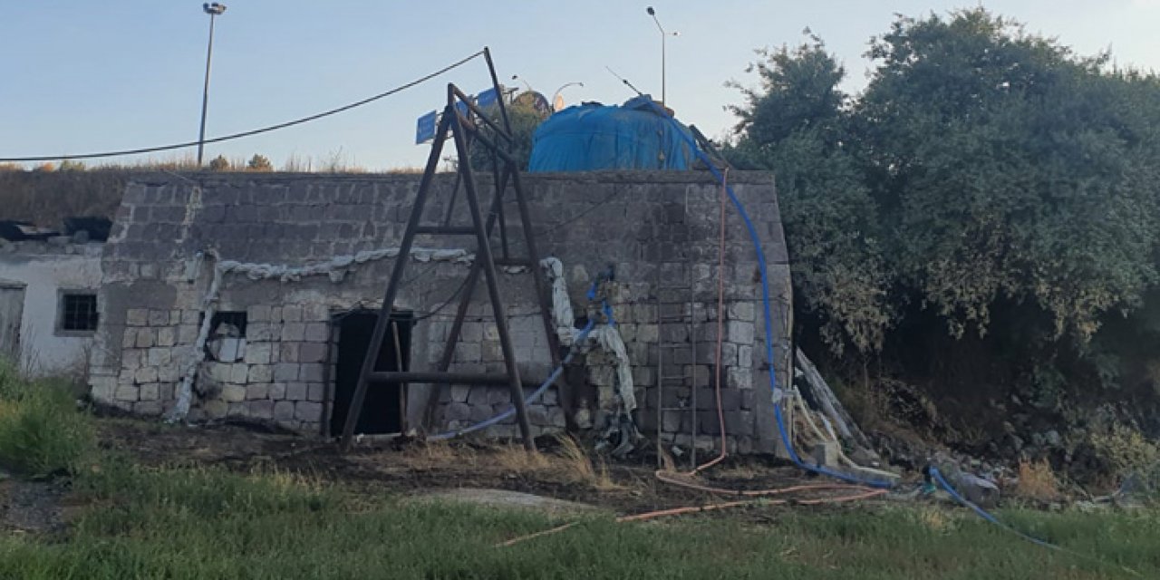 Su tankında mahsur kaldı: itfaiye kurtardı