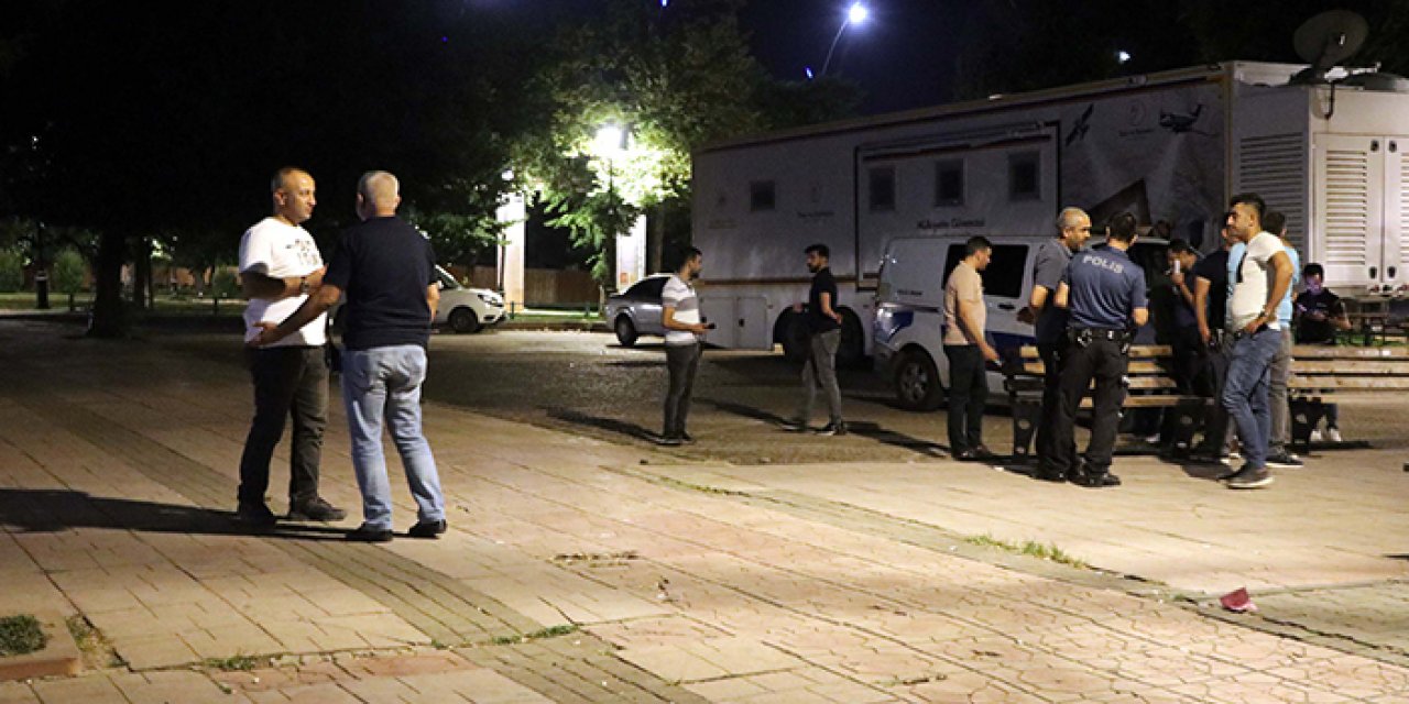 Kimlik kontrolünde dehşet! Bıçakladığı bekçiler tarafından etkisiz hale getirildi