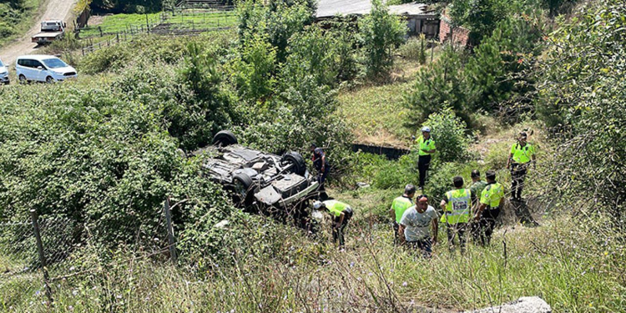 Bariyerleri aşıp şarampole devrilen aracın sürücüsü öldü