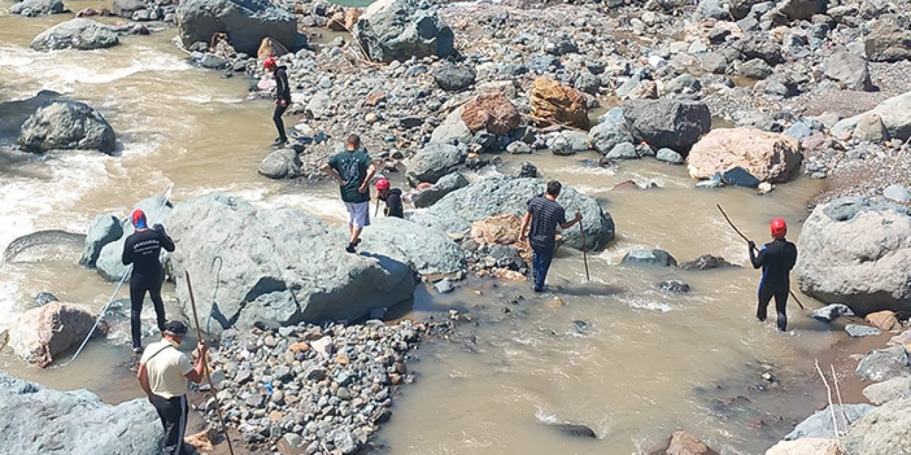 Dereye düşen kadın 134 kişi ile aranmaya devam ediyor