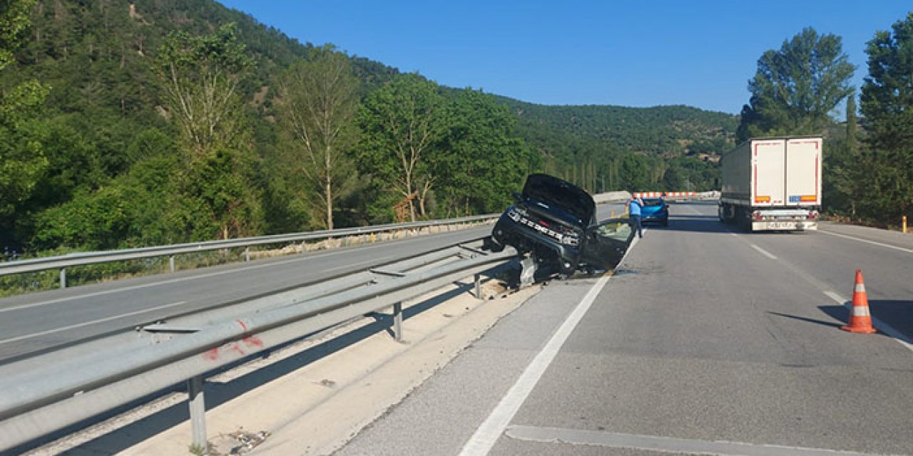 Bariyerde asılı kaldı: 4 yaralı