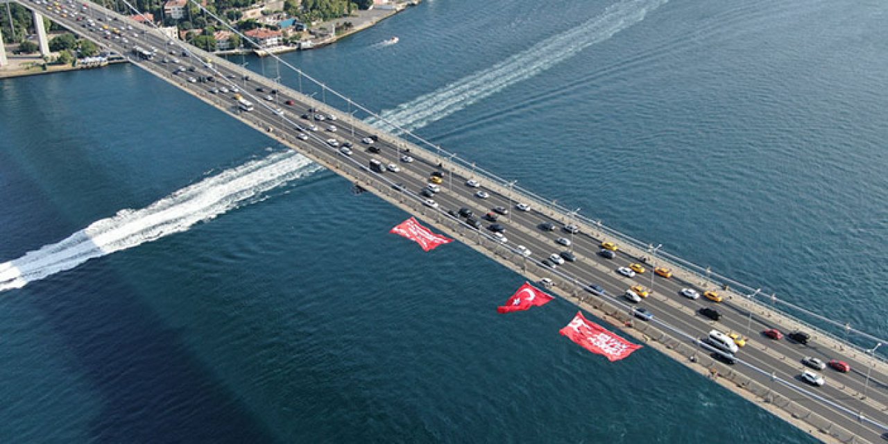 15 Temmuz Şehitler Köprüsü Türk Bayrağı’yla donatıldı