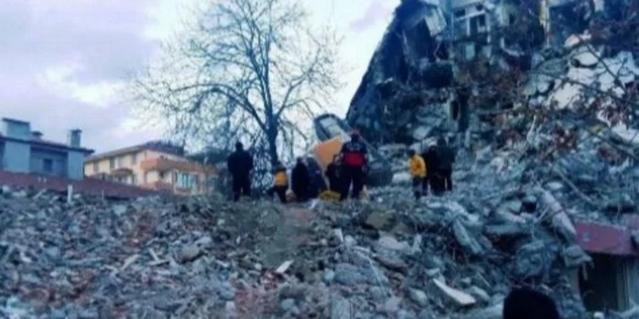 İstanbul'da yıkım esnasında bina çöktü!