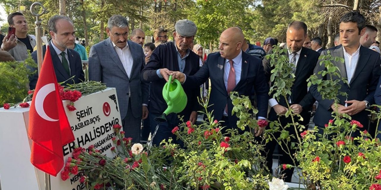 Şehit Ömer Halisdemir kabri başında anıldı
