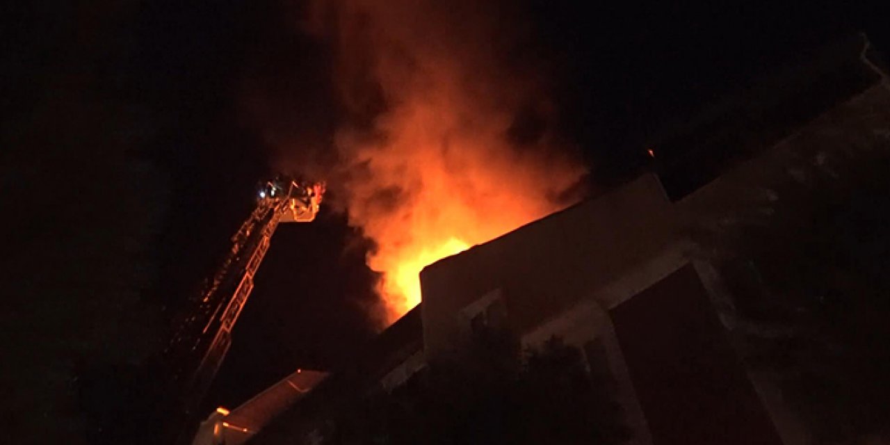 Onarım yapılan çatıda yangın çıktı