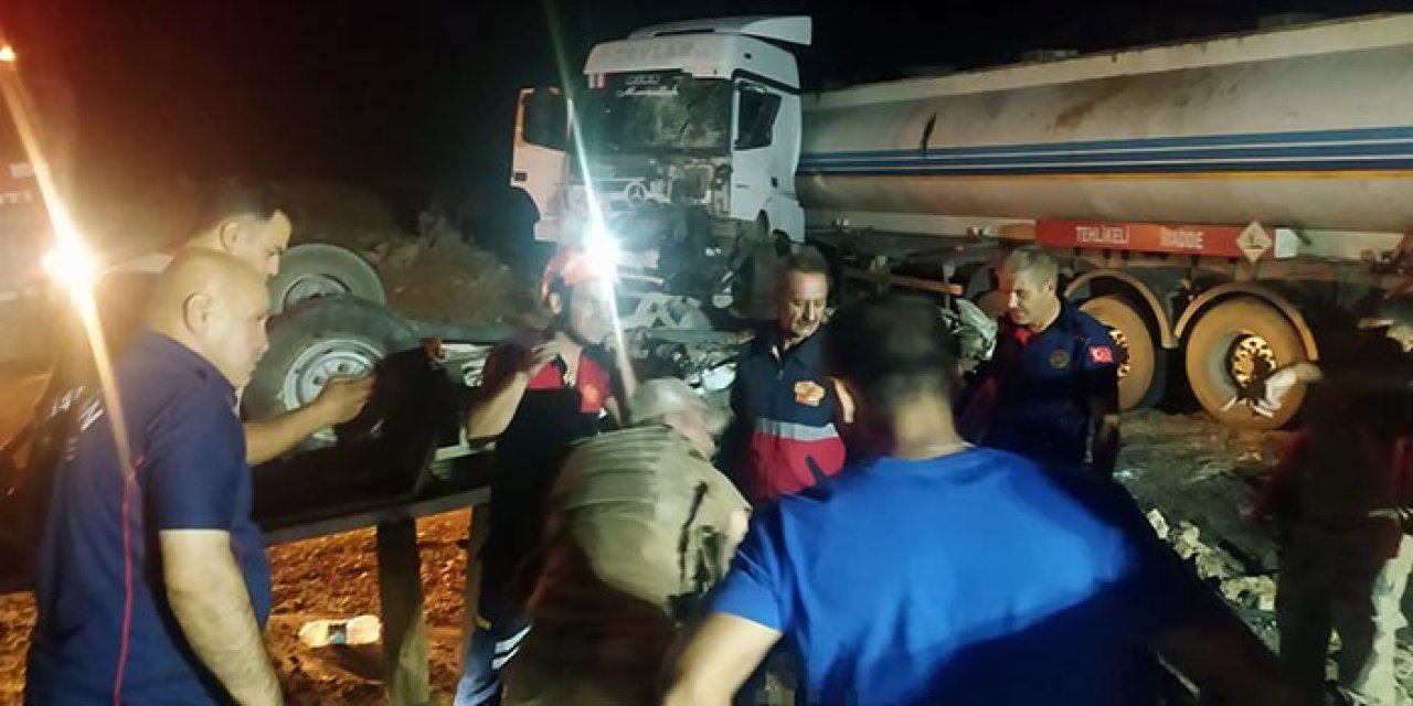 Kamyonetle TIR çarpıştı: Baba- oğul yaşamını yitirdi