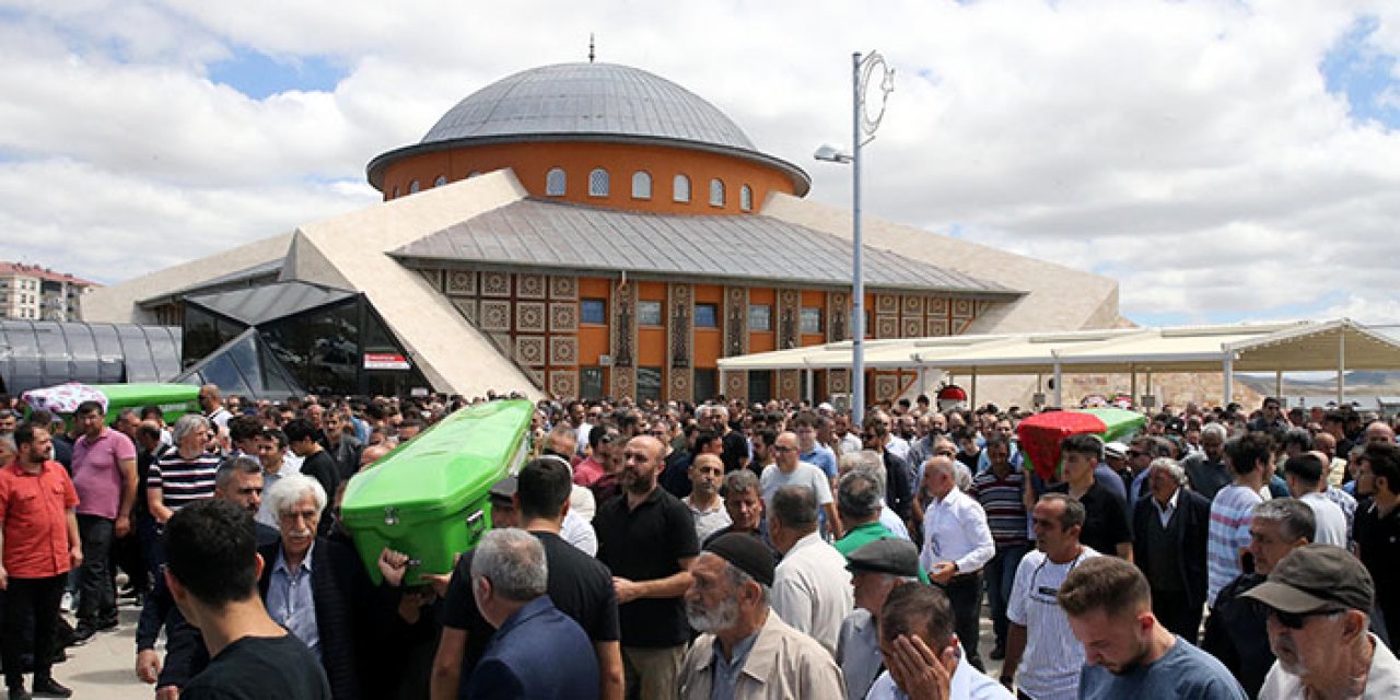 Trafik kazasında yaşamını yitiren aile üyeleri defnedildi