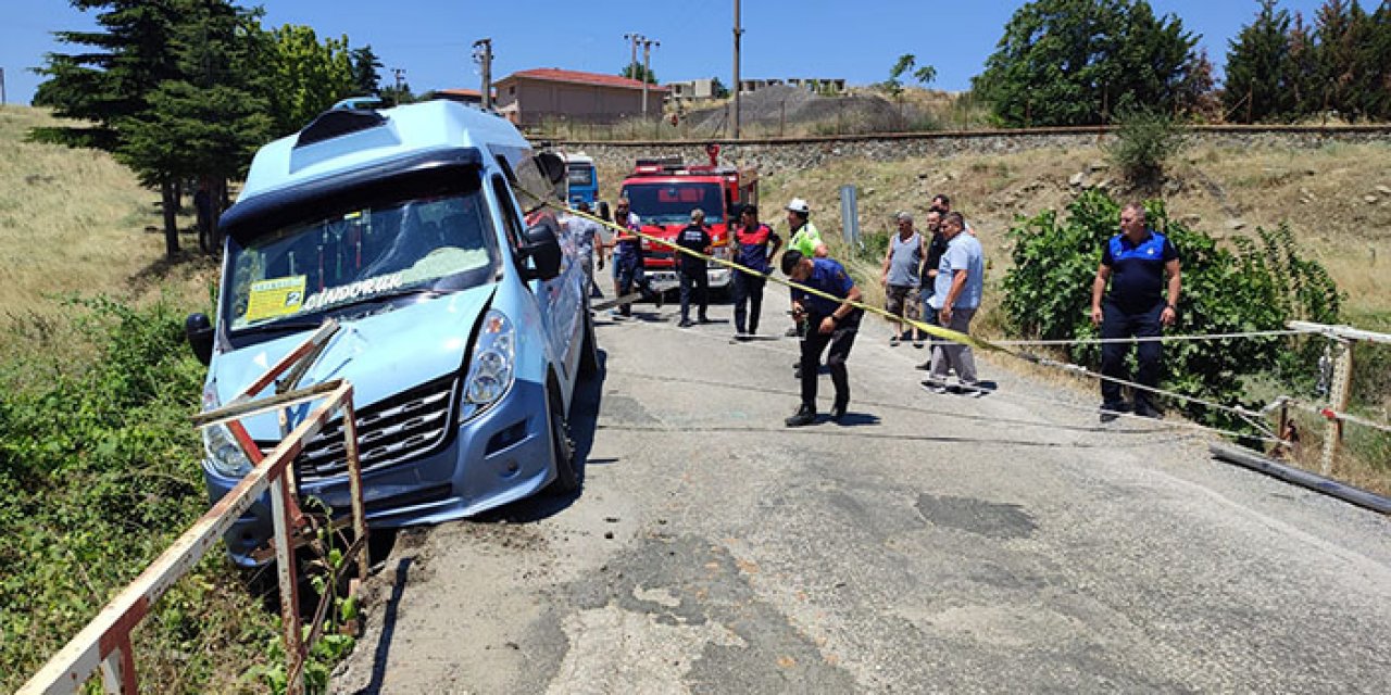 Kaza yapan minibüsün devrilmemesi için seferber oldular