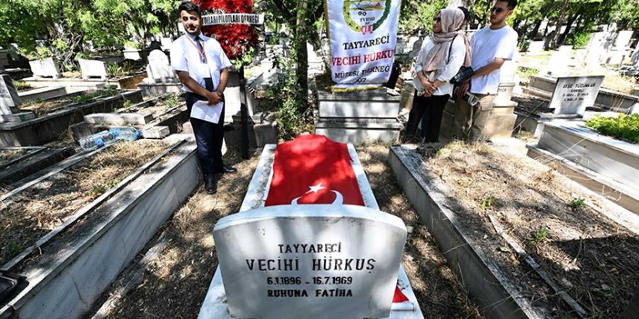 Vecihi Hürkuş kabri başında anıldı