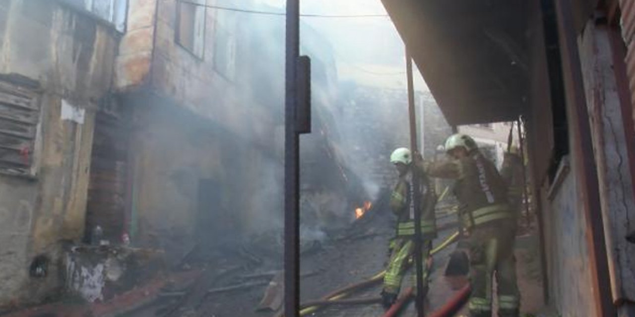 İstanbul'da korkutan yangın: Bina çöktü