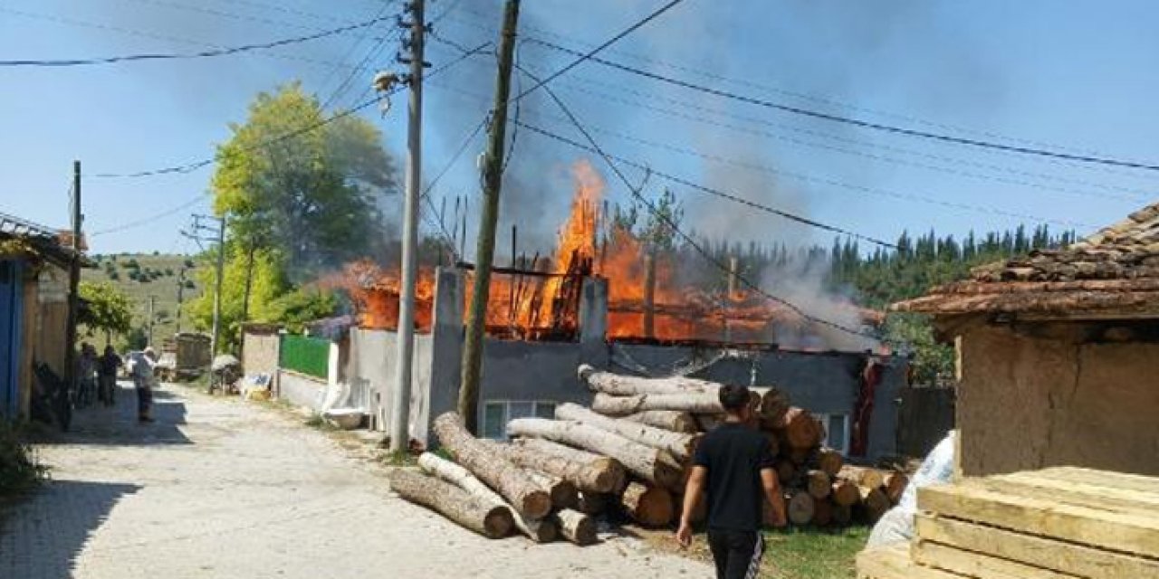 Evlerinde yangın çıktı: Komşuları fark etti