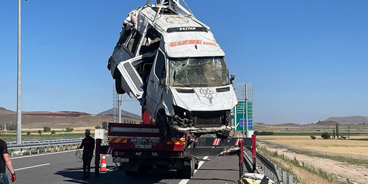 Devrilen araçta 24 kişi yaralandı