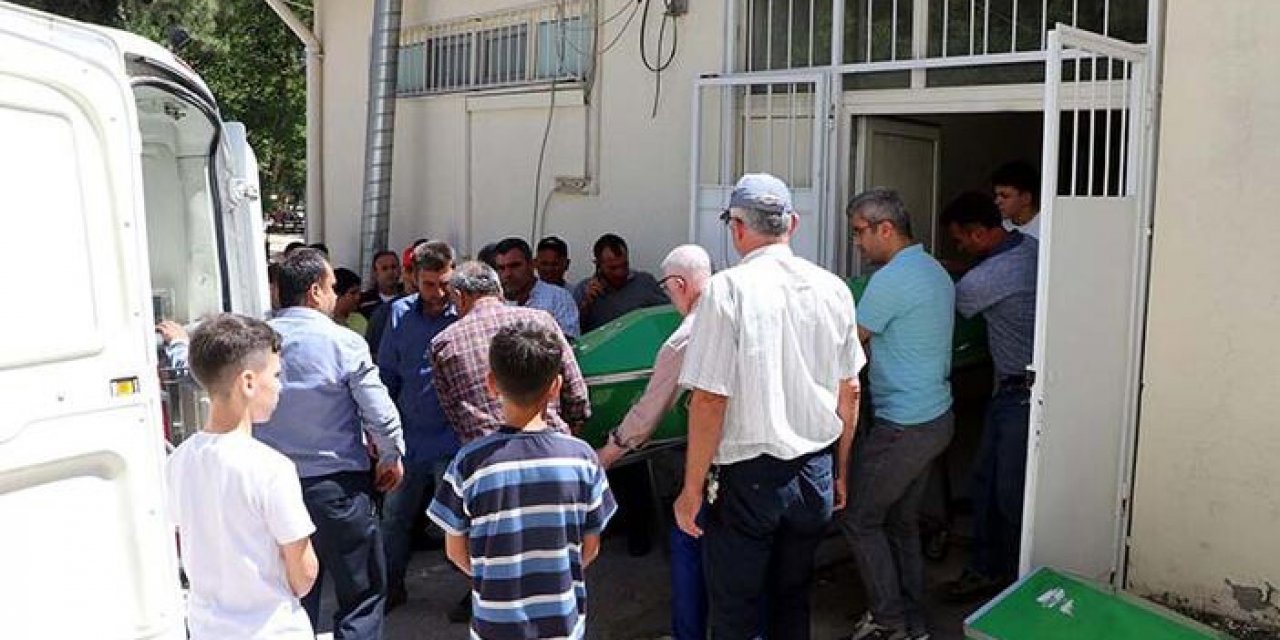 Yol kenarında beklerken araba çarptı: Hayatını kaybetti