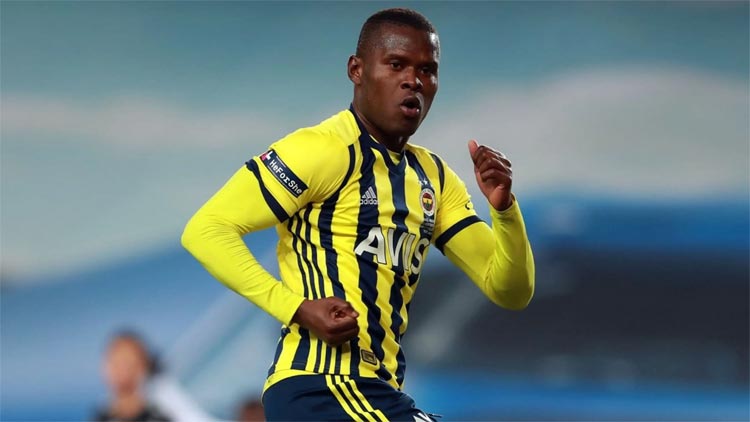 Fenerbahçe Samatta ile yollarını ayırdığını duyurdu