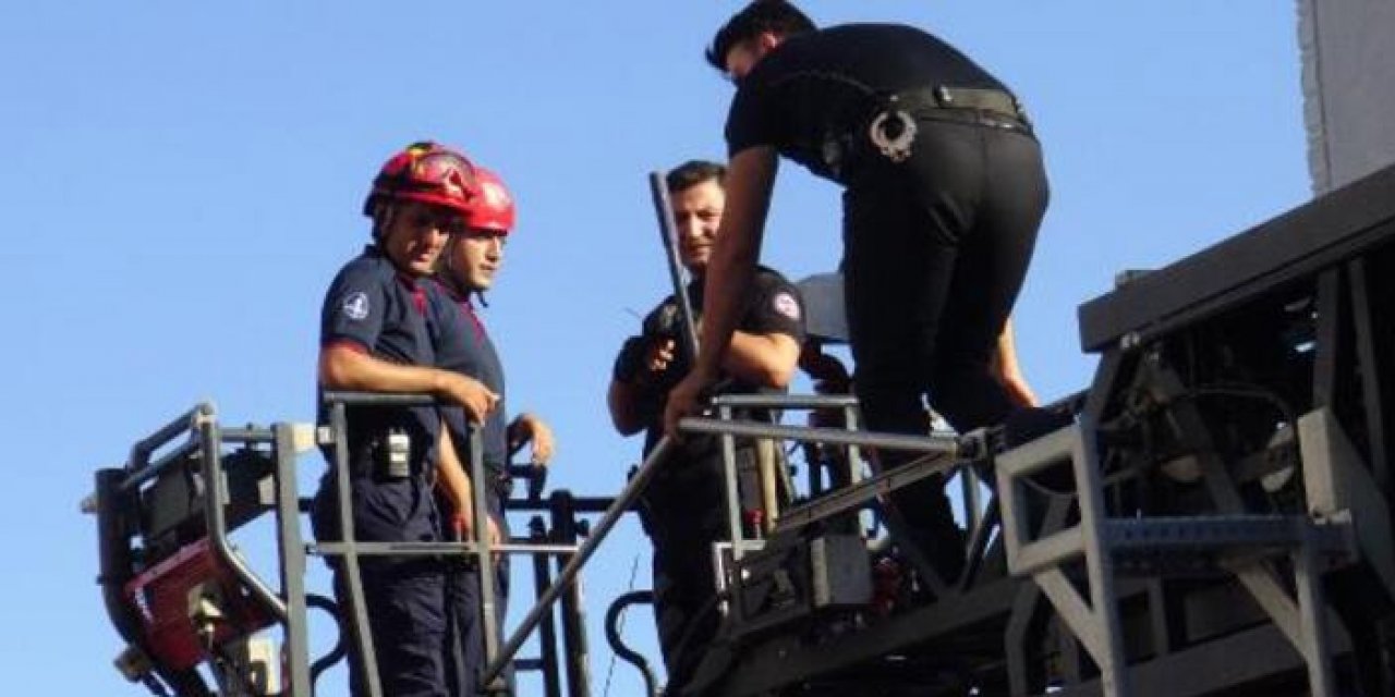 Sinir krizi geçiren kadın balkondan eşya fırlattı