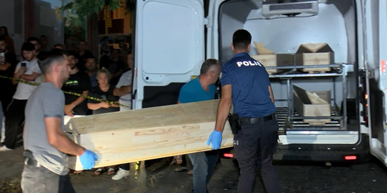 İstanbul'da aile faciası: Gelinine bıçak çeken oğlunu öldürdü!