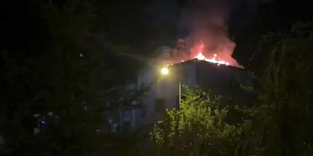 Elazığ'da boş binanın çatısı alev alev yandı