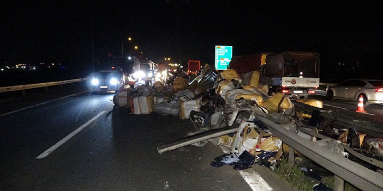 TIR'ın yükü yola saçılıp direği devirdi: 3 yaralı