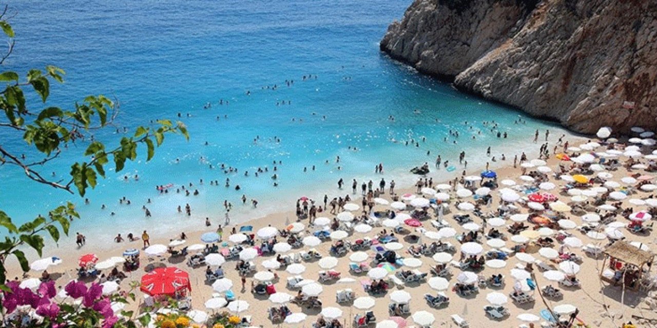 Aşırı sıcaklara rağmen turistler sahillere akın etti