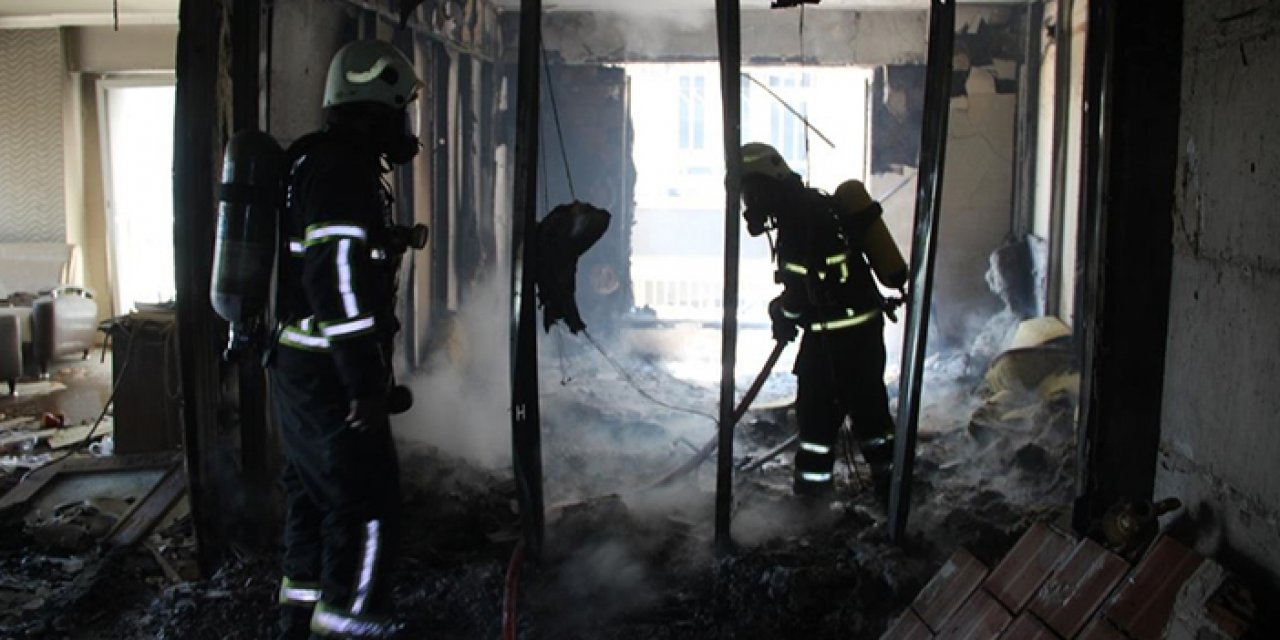 Hatay'da ağır hasarlı binada yangın
